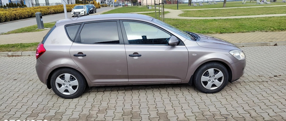 Kia Ceed cena 13390 przebieg: 205100, rok produkcji 2009 z Bieruń małe 92